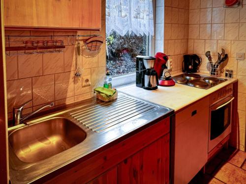 uma cozinha com um lavatório e uma bancada em Ruheplatz in der Natur em Pansfelde