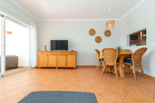 Sunny Golden 1BDR Apartment w Beach & Pool Access Included