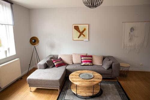 sala de estar con sofá y mesa en Atelierhaus Hilmsen, 