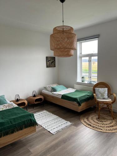 a bedroom with two beds and a window at Atelierhaus Hilmsen in Wallstawe