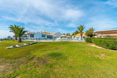 Sunny Golden 1BDR Apartment w Beach & Pool Access Included