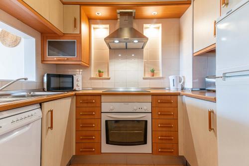 Sunny Golden 1BDR Apartment w Beach & Pool Access Included