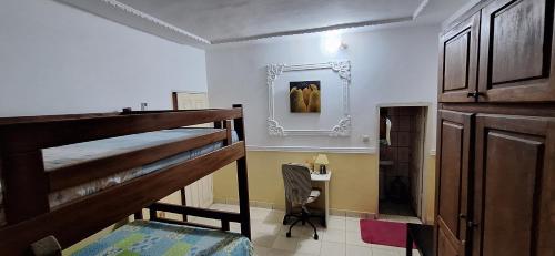 um quarto com 2 beliches e uma secretária em RÉSIDENCE VGP LOGPOM em Douala
