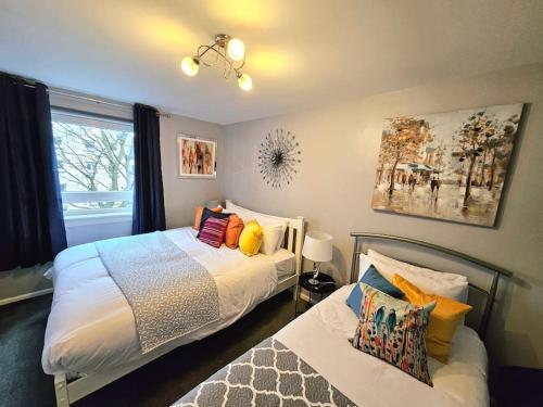 Tempat tidur dalam kamar di Lovely 3 bedroom Apartment By Sensational Stay Short Lets & Service Accommodation with 6 beds