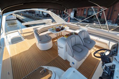 una cubierta de un barco con mesa y sillas en High-class Luxury Yacht - Princess 75 en Helsinki