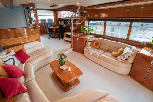 Зона вітальні в High-class Luxury Yacht - Princess 75
