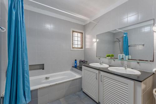 een badkamer met twee wastafels en een ligbad en een tubermott bij Great Apartment in Los Gigantes in Acantilado de los Gigantes