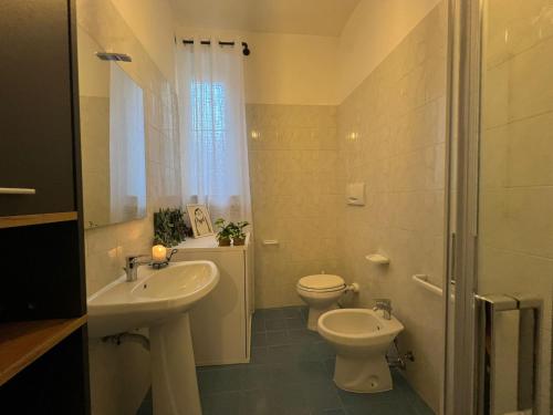 ein Bad mit einem Waschbecken, einem WC und einer Dusche in der Unterkunft Appartamento La Marmora - 200 metri Via Camollia in Siena