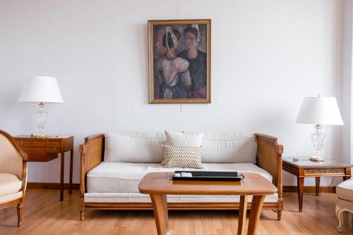 un salon avec un canapé et un tableau au mur dans l'établissement LES PINS un havre de paix près de la plage, luxe pour familles ou petits groupes, à Cannes