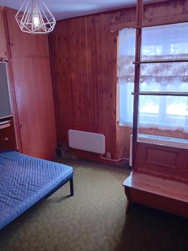 1 dormitorio con cama y ventana en Beta terminillo, en Terminillo