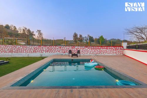 Πισίνα στο ή κοντά στο StayVista's Rustique Radiance - Hillside Retreat with Outdoor Pool & South Indian Architecture