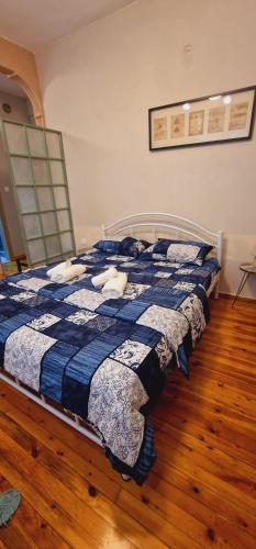 1 dormitorio con 1 cama con edredón azul y blanco en Closer "Central studio and Apartment", en Tesalónica