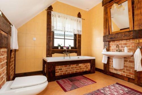 Koupelna v ubytování REETDACH FERIENHAUS IN GĄSKI MIT GEPFLEGTEM GARTEN