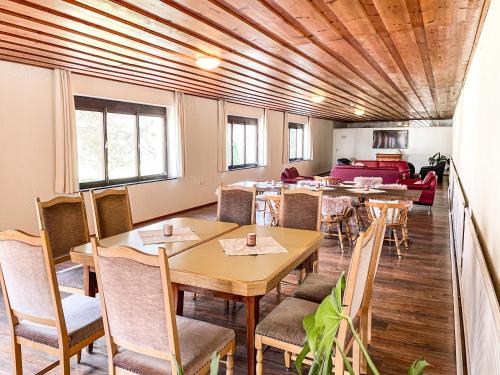 un restaurante con mesas y sillas en una habitación en Chalet Sonne Vandans en Vandans