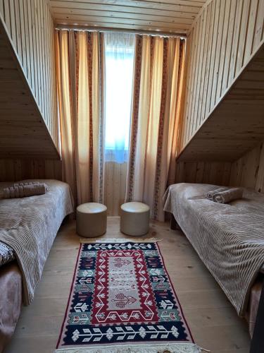 Postel nebo postele na pokoji v ubytování Guest House MARGALITI-საოჯახო სასტუმრო მარგალიტი