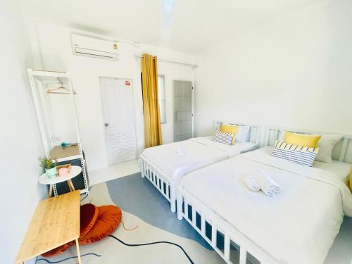 Ein Bett oder Betten in einem Zimmer der Unterkunft England House Chiangmai