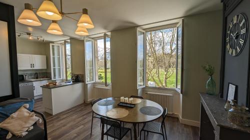un salon avec une table et une cuisine dans l'établissement L'appart d'Elise face à la citadelle, à Blaye