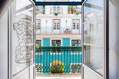 une fenêtre ouverte avec vue sur un bâtiment dans l'établissement Douradores Downtown Flat, à Lisbonne