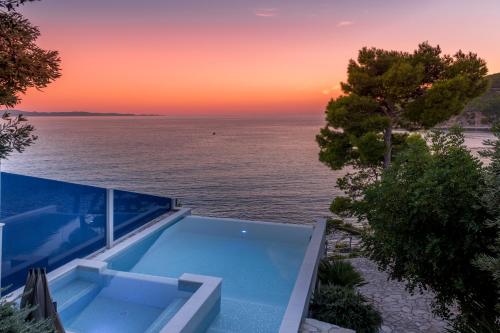 Villa Moro: Beachfront Privacy