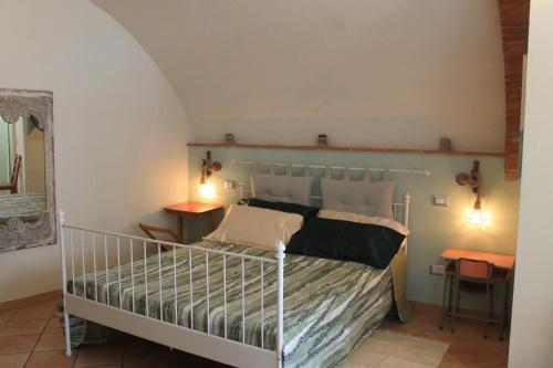 a bedroom with a bed and a mirror at La Stanza Nova in Foiano della Chiana