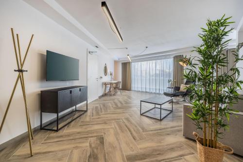 Una televisión o centro de entretenimiento en The Cube - Designer finished studio by SF Homes