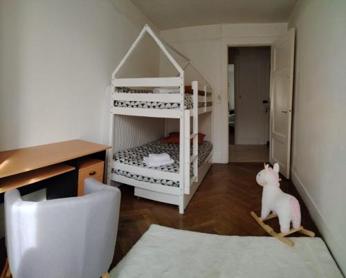 una piccola camera con un letto a castello e un gatto seduto sul pavimento di hyper centre a Montreux