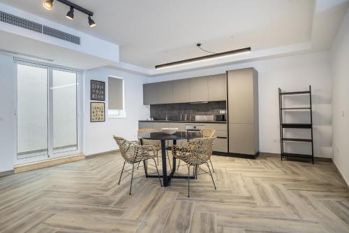 Una cocina o zona de cocina en The Cube - Designer finished studio by SF Homes