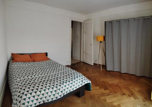 una camera con un letto di hyper centre a Montreux