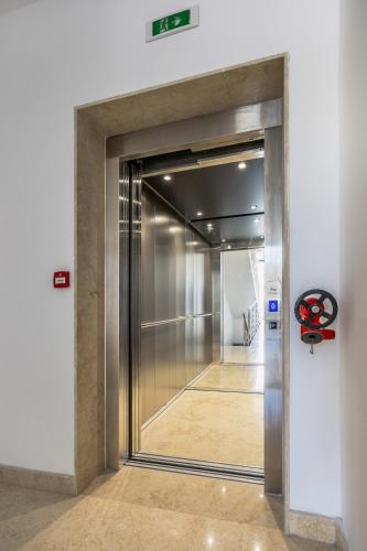 グジラにあるThe Cube - Designer finished studio by SF Homesのギャラリーの写真