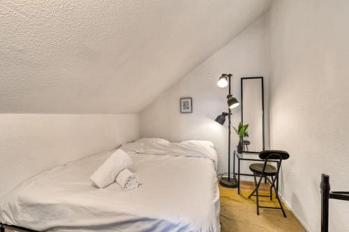 - une chambre avec un lit blanc et une table dans l'établissement ZenBNB / Medini / Parking / 4 pers. / WiFi /, à Annemasse