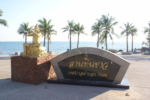 un cartel frente a la playa con palmeras en Sammy Seaview Mae Ramphueng Beach Frontบ้านช้างทองวิวทะเลหน้าหาดแม่รำพึง, en Rayong