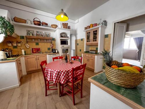 eine Küche mit einem Tisch und einem Obstkorb in der Unterkunft Tessya - Central, Mer à 150m, Spacieux - by TGB in Ajaccio