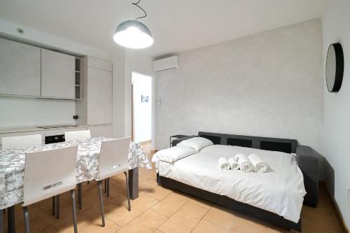 Xenia Apartments - Spacious and bright new flat with garden