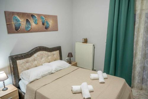 a bedroom with a bed with two towels on it at A Casa D'Irene in Perea