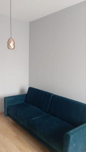 een blauwe bank in een woonkamer bij UrbannestApartments/Lip2/7 in Katowice