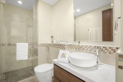 Ett badrum på Luxe Den-1BR Cozy Treat By Canal side