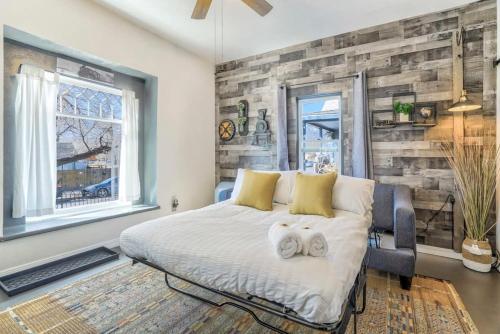 コロラドスプリングスにあるMountainViews FirePit SmartTV AC WD SelfEntryのベッドルーム1室(ベッド1台、タオル2枚付)