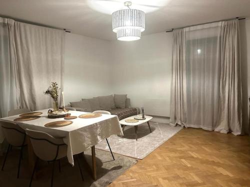 un salon avec une table et un canapé dans l'établissement Appartement confort avec Jardin, à Saint-Denis
