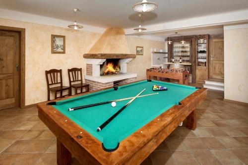einen Billardtisch im Wohnzimmer mit Kamin in der Unterkunft Villa Santa Domenica near Poreč with play room, beautiful tavern & garden in Labinci