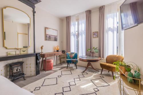 a living room with a fireplace and a mirror at LOT Hotel in Leiden