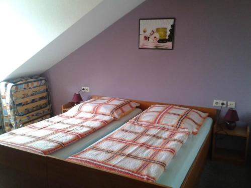 a bedroom with two beds and a picture on the wall at abmelden das unterkunft in Bad Rappenau