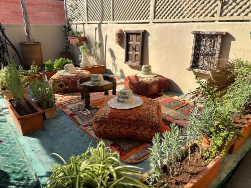 un cortile con molte piante e vasi di Riad Zeitoun Palace a Marrakech