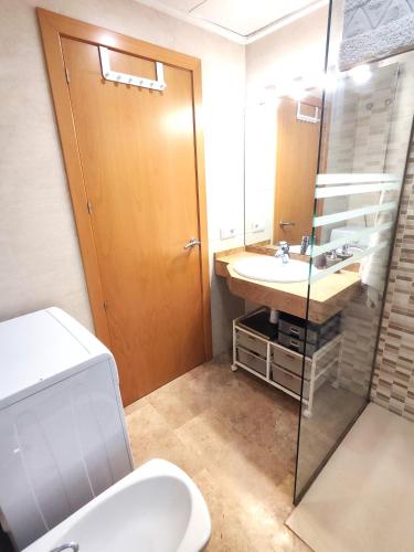 a bathroom with a toilet and a sink at Apartamento a 150m de la playa in Palamós