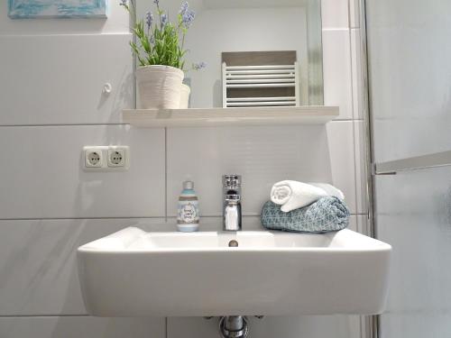 ein weißes Waschbecken in einem kleinen Bad in der Unterkunft Im Haus Deichgraf in Dahme