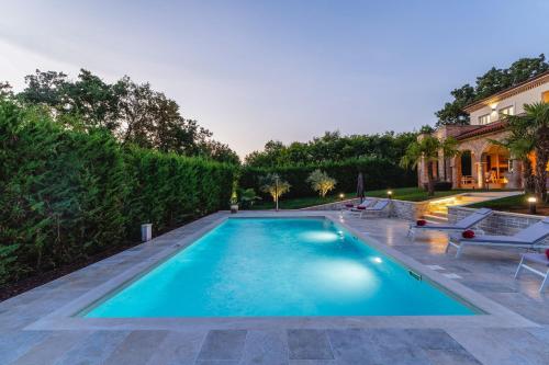 una piscina en el patio trasero de una casa en Luxury Villa Lionea in Poreč for 10 people with sea view & private pool, en Poreč