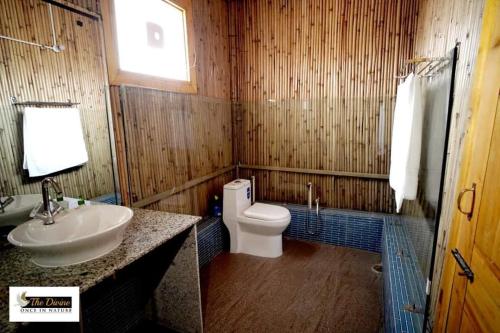 卡爾卡的住宿－The Divine - Once in Nature，浴室配有白色卫生间和盥洗盆。