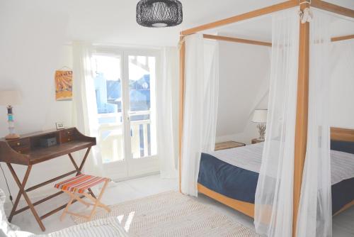 une chambre avec un lit, un bureau et une fenêtre dans l'établissement Grand appartement pour 8 - La Baule-Escoublac, à La Baule