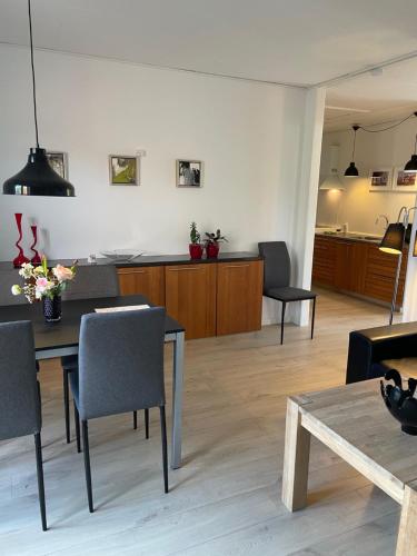 ein Wohnzimmer mit einem Tisch und Stühlen in der Unterkunft Søhusets anneks1 in Viborg