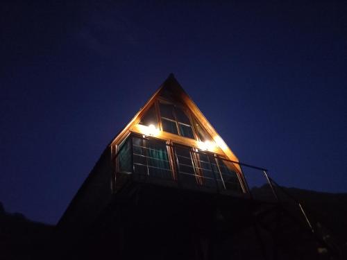 budynek z oświetleniem na górze w nocy w obiekcie Cottage Hillside in Juta w mieście Juta