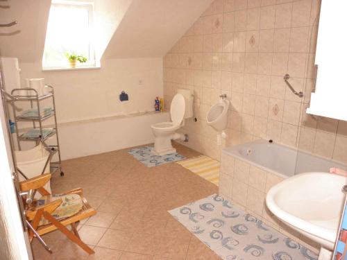 uma casa de banho com um WC, um lavatório e uma banheira em Holiday Home in Lipno nad Vltavou 1939 em Lipno nad Vltavou